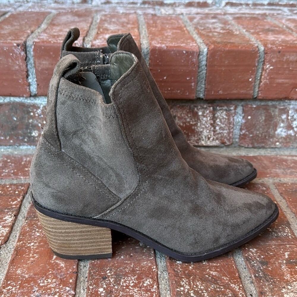 DV by Dolce Vita Women's Oster Western Gray Suede Ankle Booties Size 7